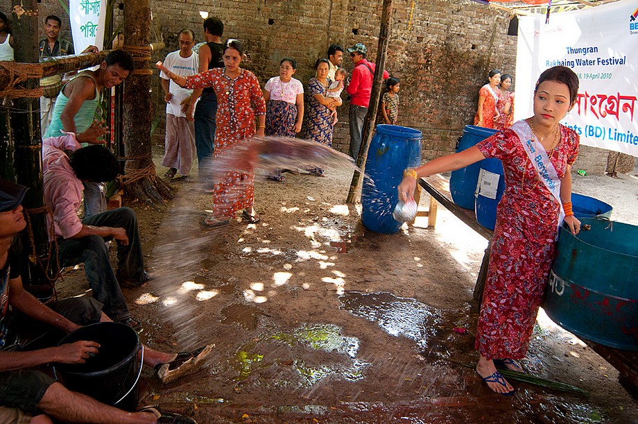 Cox's Bazar, Bangladesz: Rakhine Water Festival - dziewczyna polewa wodą młodzieńców... (Indie i Bangladesz 2010 - imprezy masowe i inne śluby)